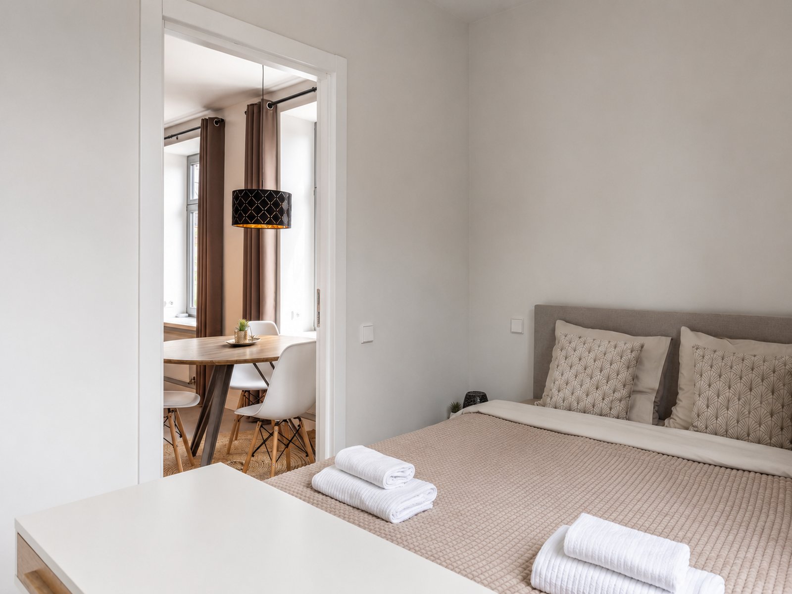 Bedroom with open door connecting to the dining room and kitchen, Riga Kīpsala - Ruimte interior design