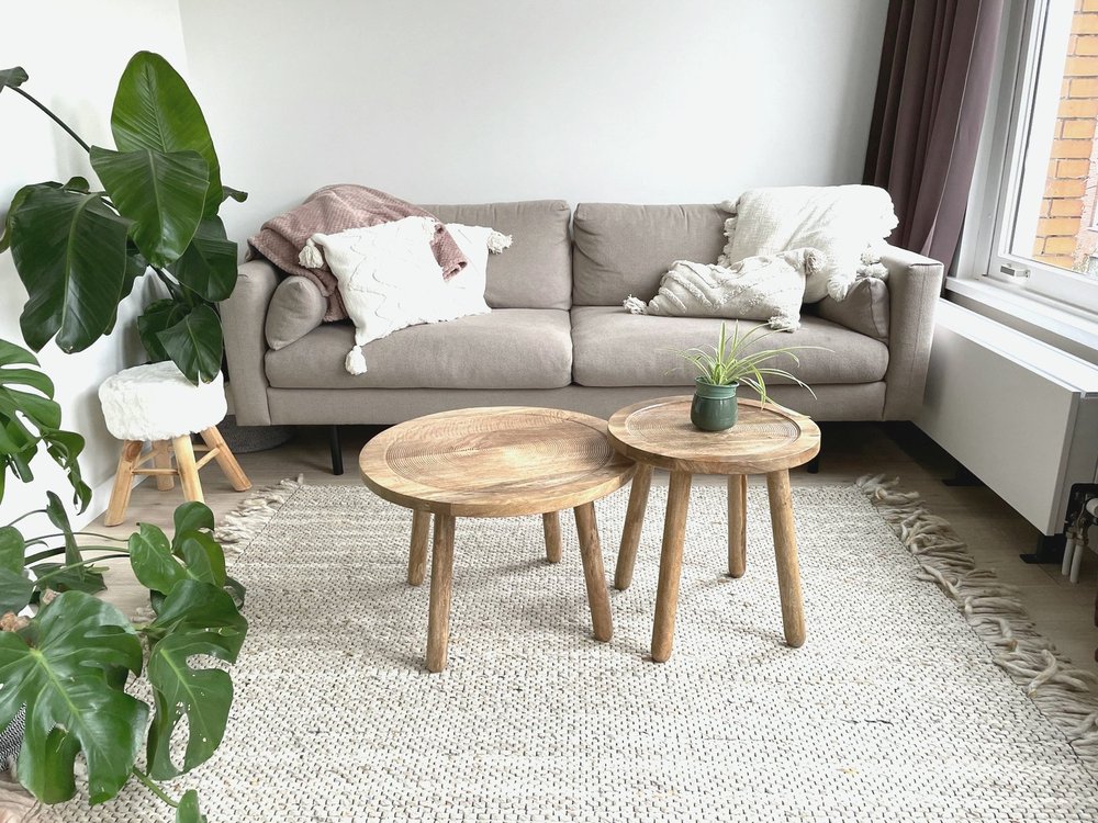 Living room with sofa and round wood coffee tables, Amsterdam Oud-West - Ruimte interior design