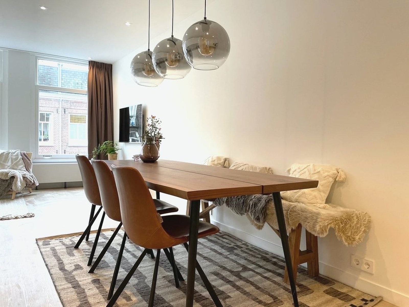 Dining room with oak table, leather chairs and three pendant globe lights, Amsterdam Oud-West - Ruimte interior design