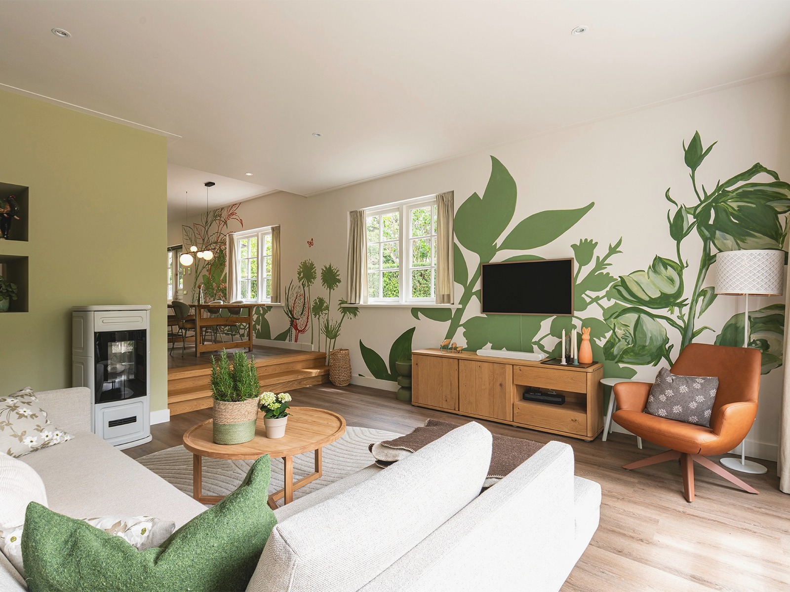 Living room with botanical mural and French doors to garden, Huizen