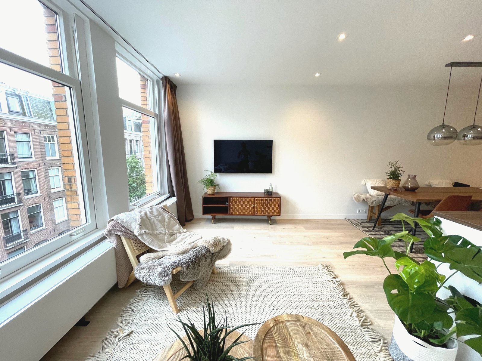 Living room with large windows and natural light, Amsterdam Oud-West - Ruimte interior design