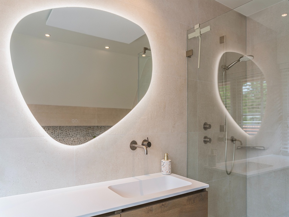 Organic backlit mirror and walk-in shower detail, attic bathroom Garden House Huizen - Ruimte interior design