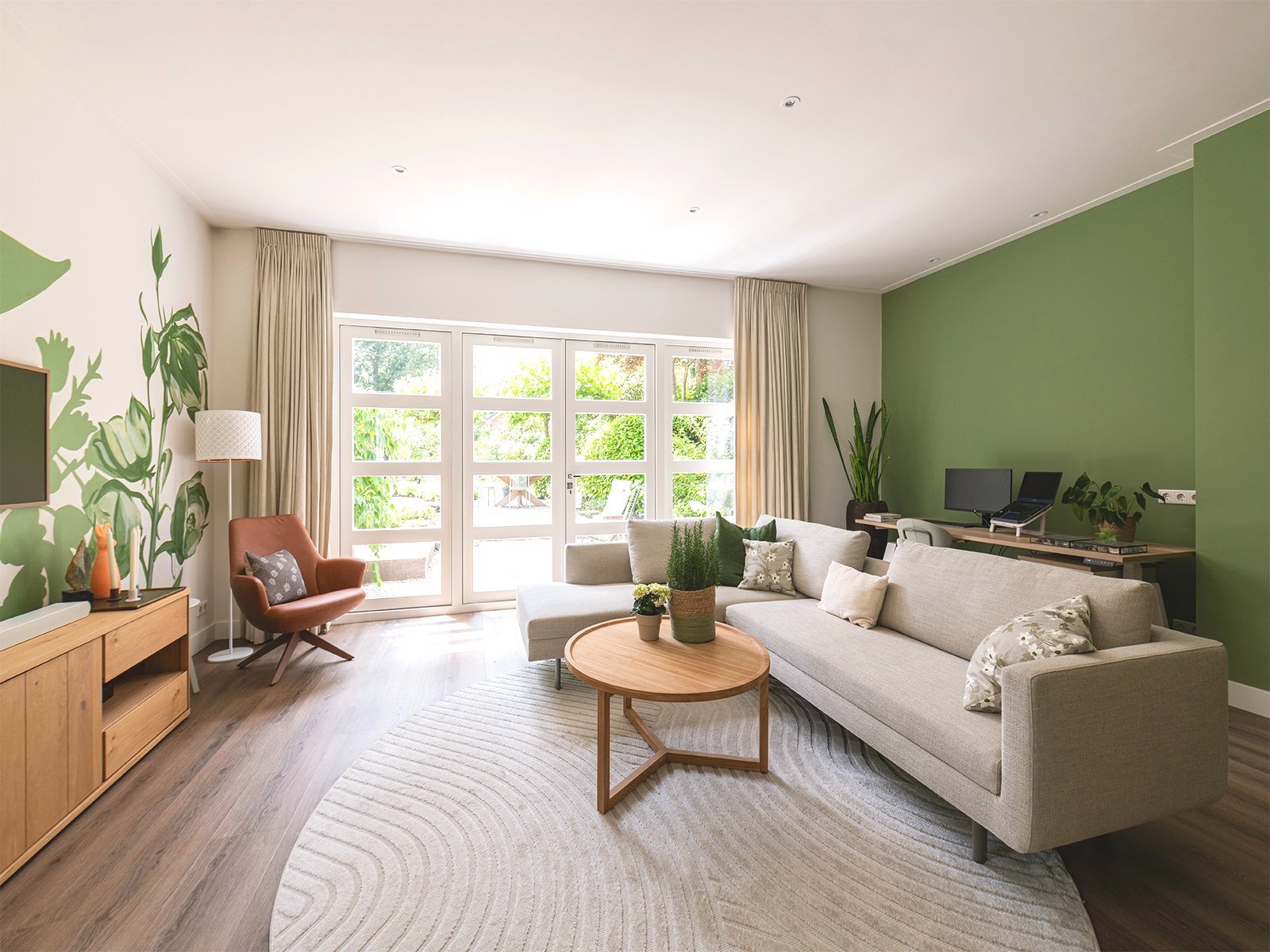 Open plan living room with French doors to garden, botanical mural and green accent wall, Garden House Huizen - Ruimte interior design