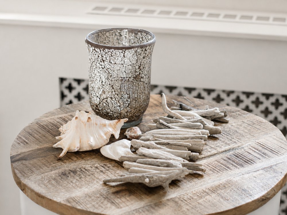 Driftwood and shells on reclaimed wood side table, weekend house Schoorl - Ruimte interior design